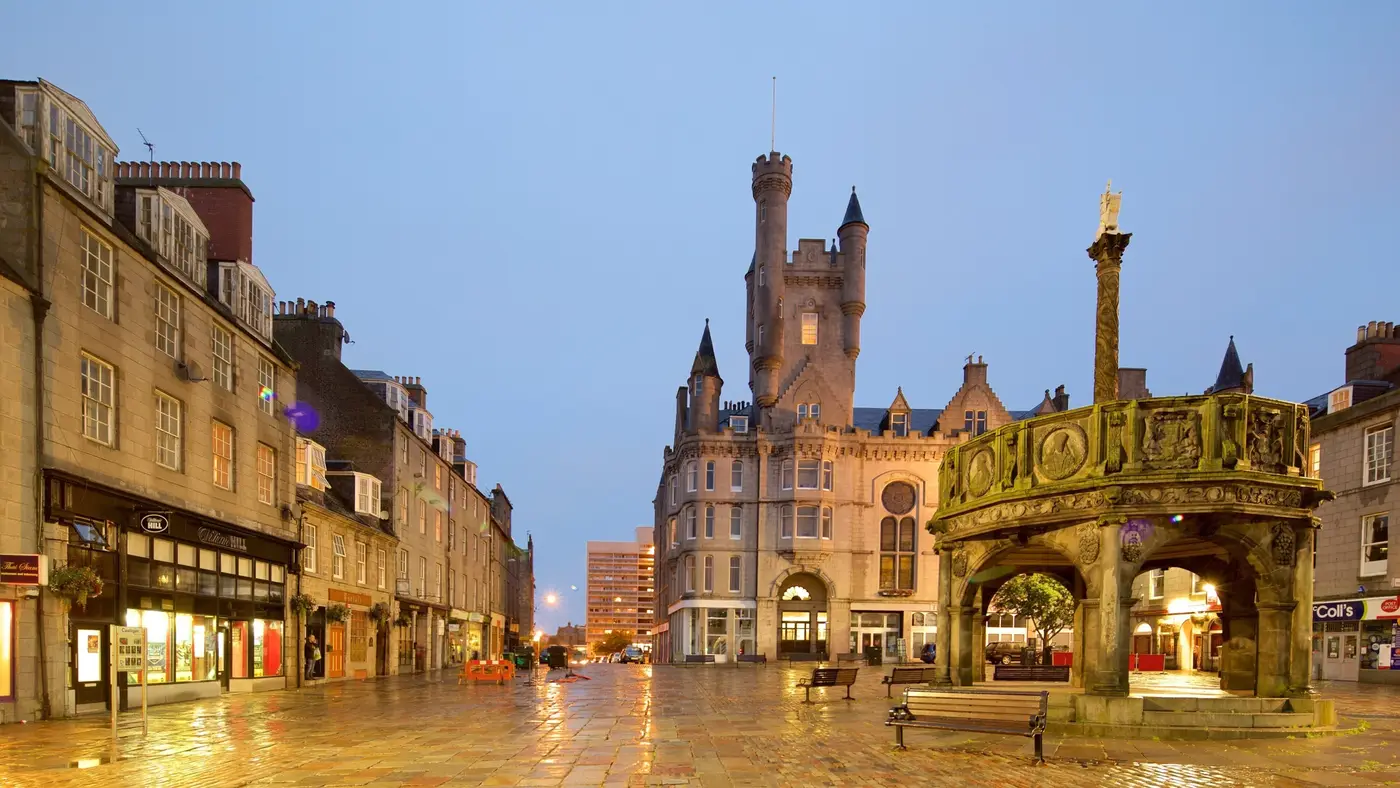Castlegate histórico en el centro de Aberdeen al atardecer