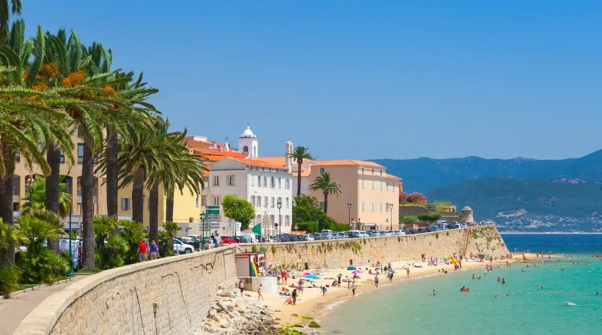 Paseo marítimo de Ajaccio y playa en el golfo de Ajaccio