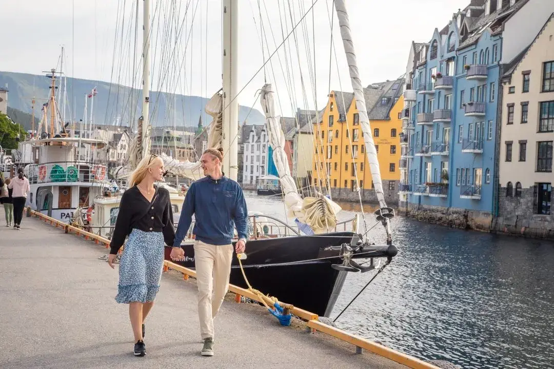 Edificio art nouveau junto al paseo marítimo y el puerto de Ålesund