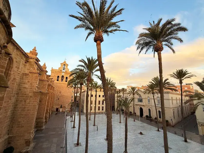 Plaza histórica de Almería, con palmeras y arquitectura de la catedral