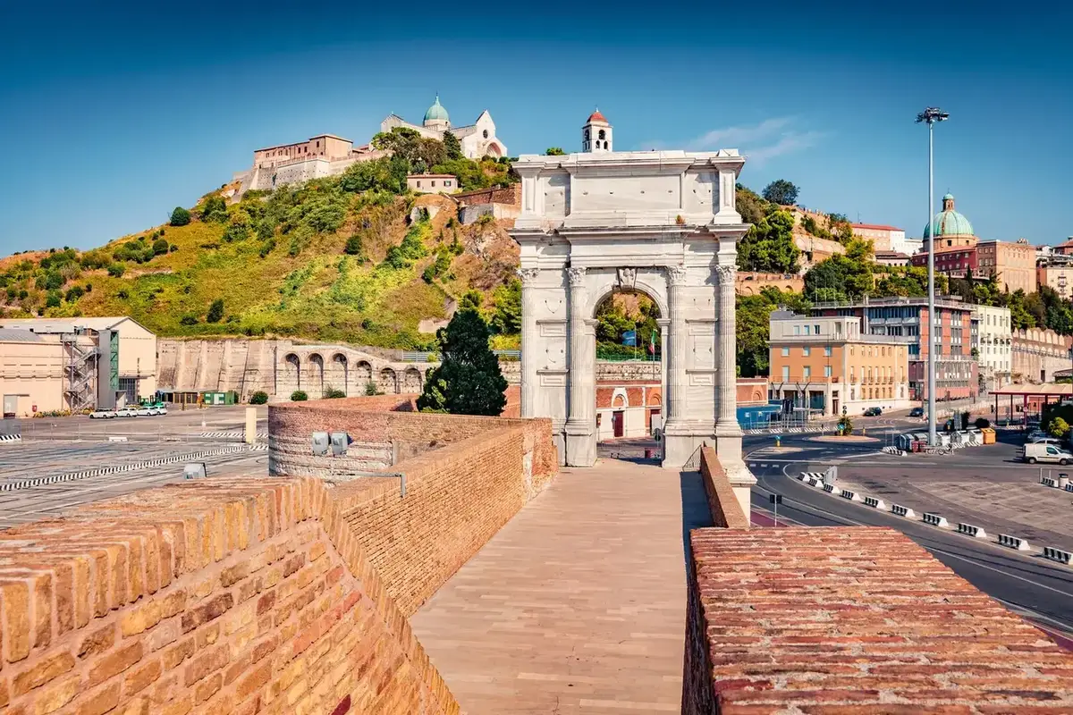 Paseo marítimo de Ancona y ciudad histórica en la costa adriática de Italia