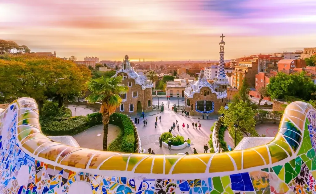 Perfil urbano y paseo marítimo mediterráneo de Barcelona, en Cataluña