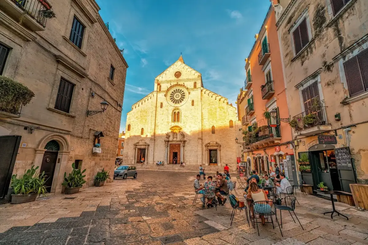 Casco antiguo de Bari y paseo marítimo del Adriático en Apulia, Italia