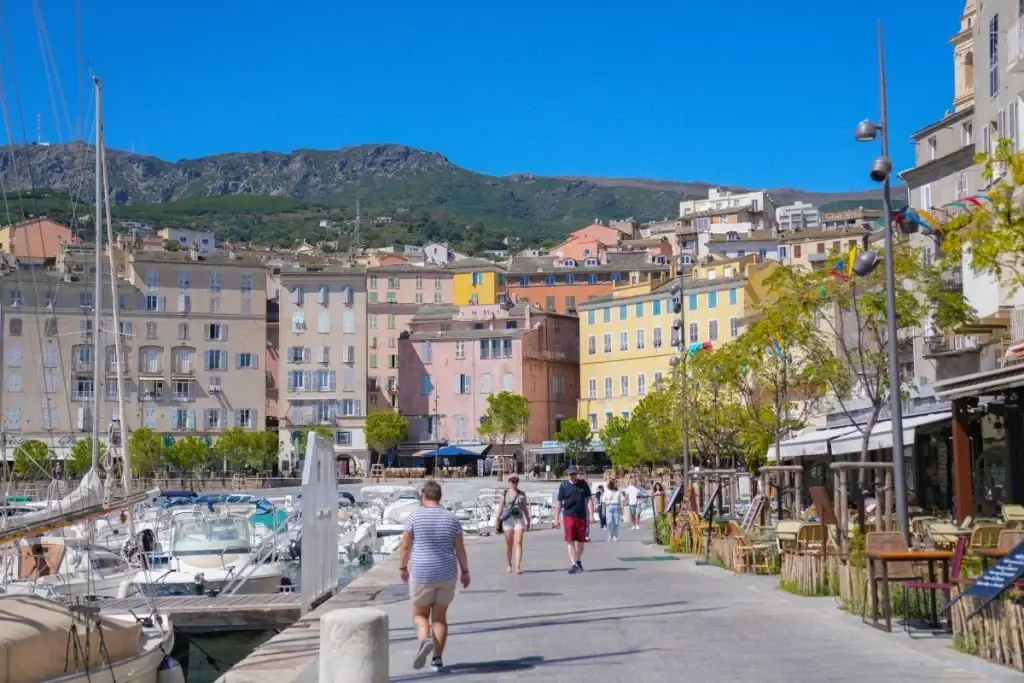 puerto antiguo y ciudadela de Bastia en la costa corsa