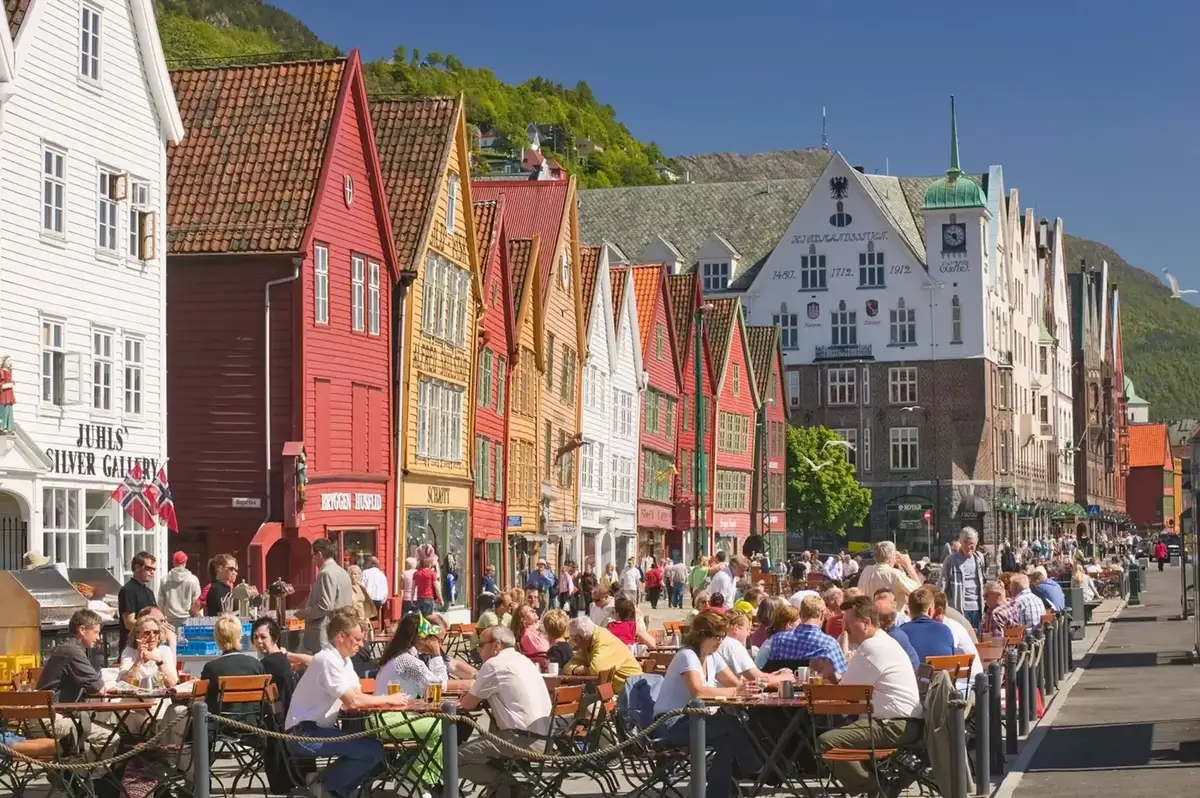 Paseo marítimo de Bryggen en Bergen y paisaje montañoso de Noruega