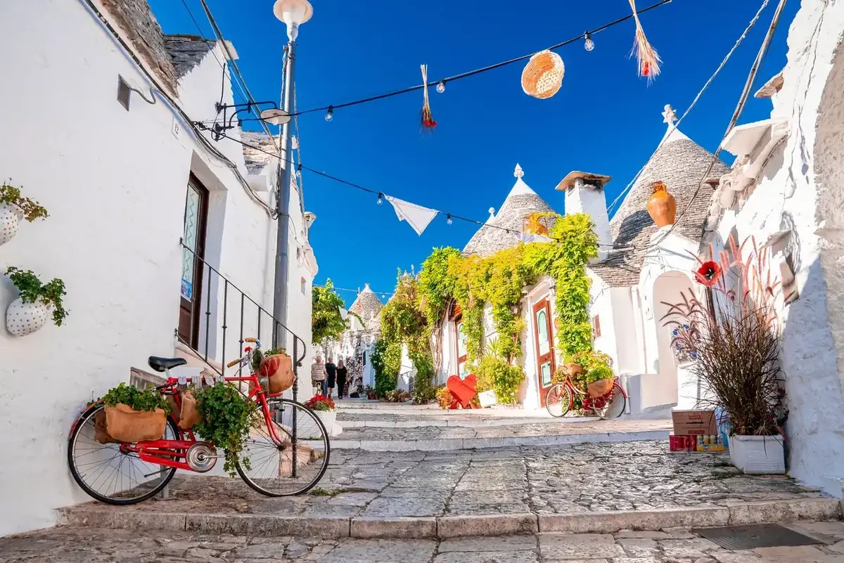 Paseo marítimo de Brindisi y puerto histórico en Apulia, Italia