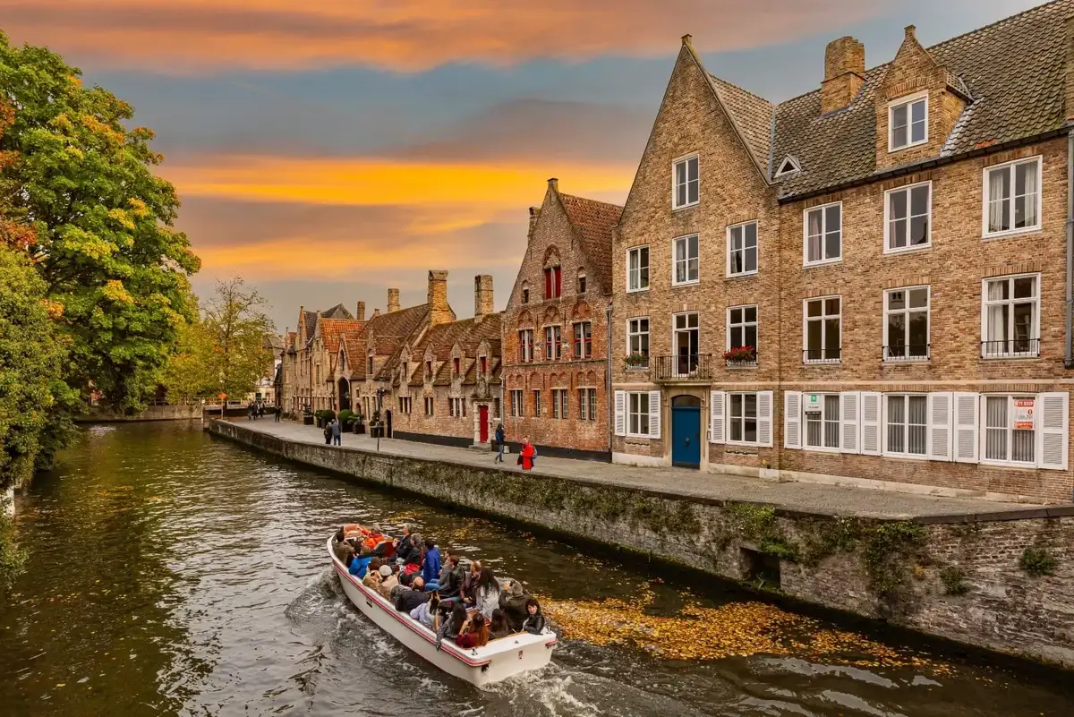 Canales de Brujas y centro histórico medieval en Bélgica
