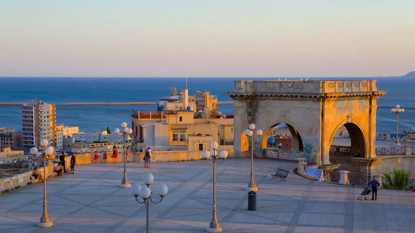 Ciudad histórica de Cagliari y paseo marítimo mediterráneo de Cerdeña