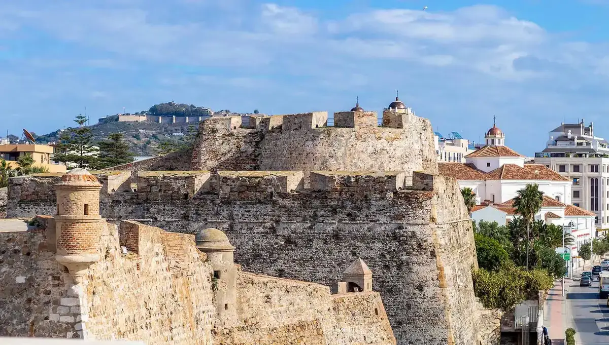 Paseo marítimo y fortificaciones históricas de Ceuta, en el Estrecho de Gibraltar