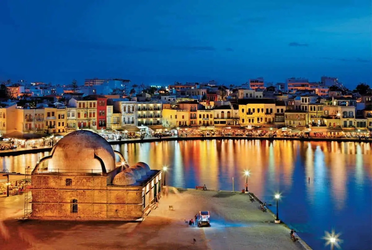 Antiguo puerto veneciano de La Canea y faro en Creta