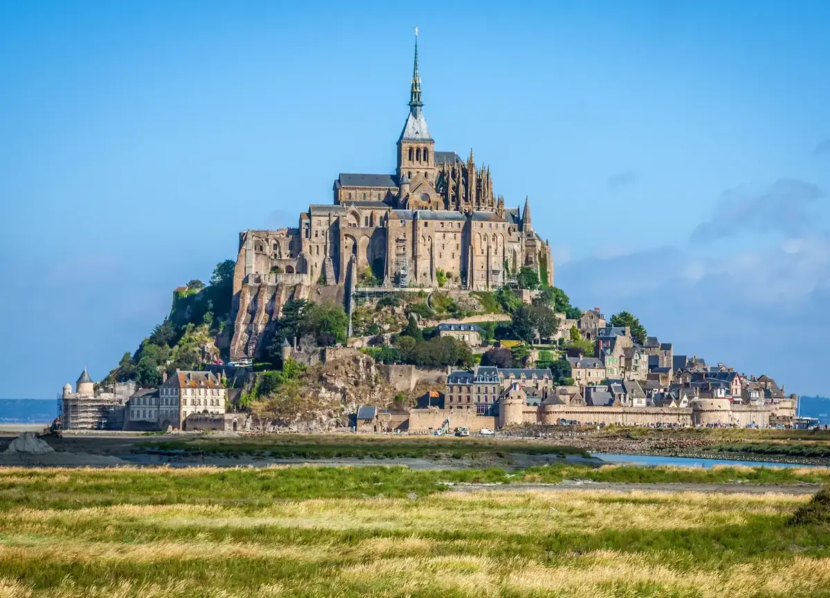 Puerto de Cherbourg y paisaje urbano de Normandía, en la península de Cotentin