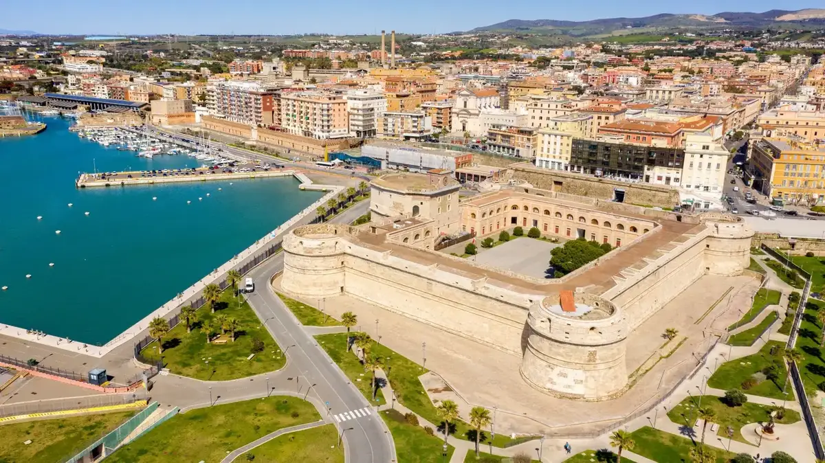 Paseo marítimo y puerto histórico de Civitavecchia, en la costa del Lacio, Italia