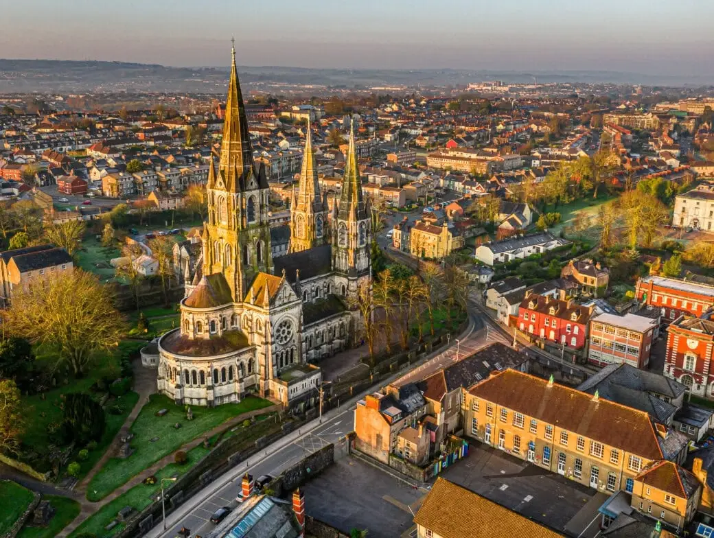 ciudad de Cork, río Lee y calles coloridas en el sur de Irlanda