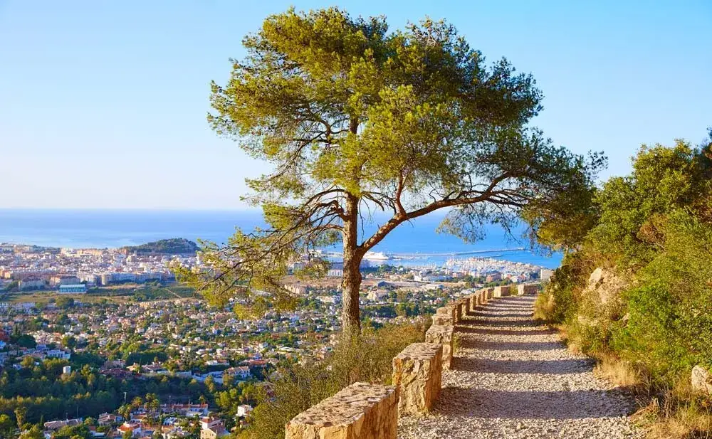Castillo y marina de Dénia en la costa mediterránea de la Costa Blanca, España