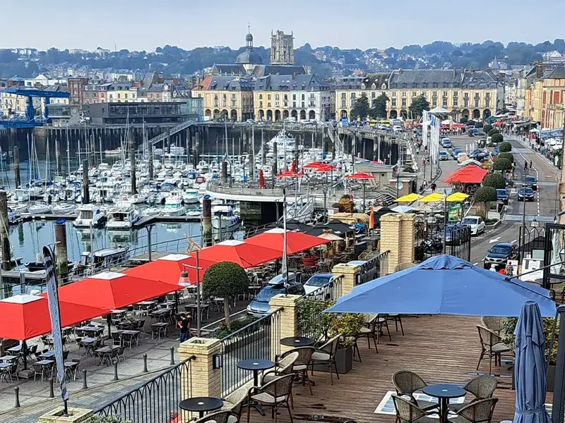 Puerto de Dieppe, casco antiguo y costa de Normandía en el norte de Francia