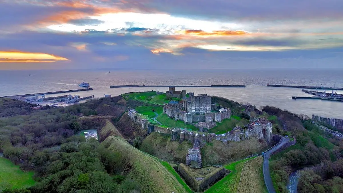 Acantilados blancos de Dover, castillo y costa del canal de la Mancha en Kent