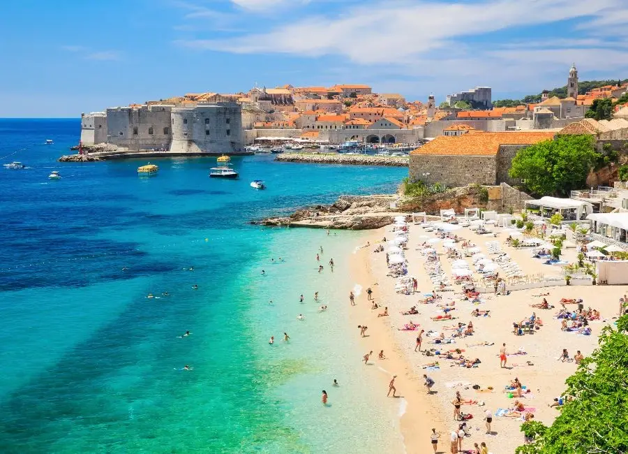 Casco antiguo de Dubrovnik, murallas de la ciudad y mar Adriático en Croacia