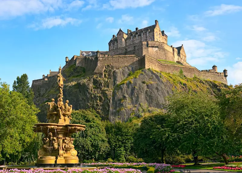 Castillo de Edimburgo, perfil urbano del casco antiguo y calles históricas de Escocia