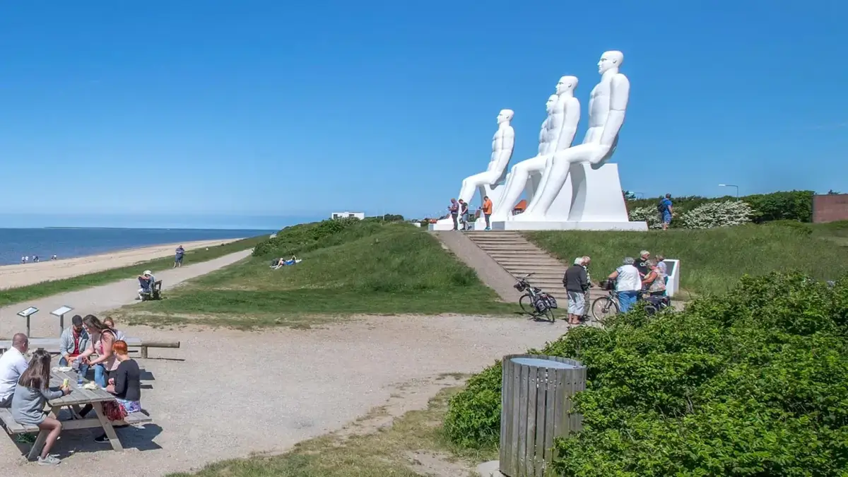 Paseo marítimo de Esbjerg, escultura Men at Sea y costa danesa del mar del Norte