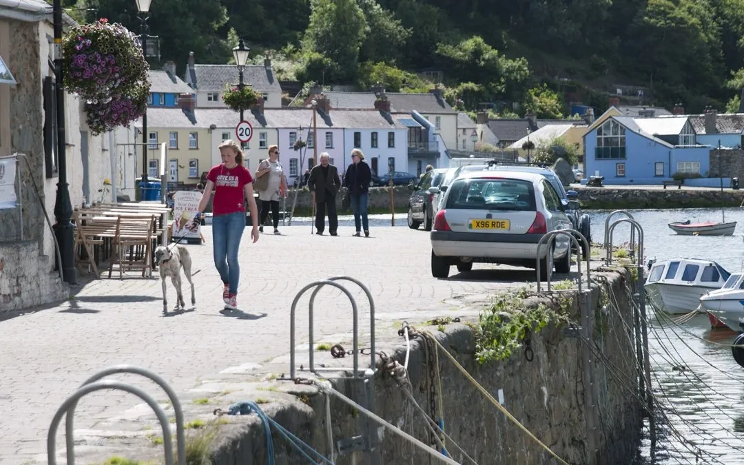 Puerto de Fishguard y paisaje costero de Pembrokeshire, Gales