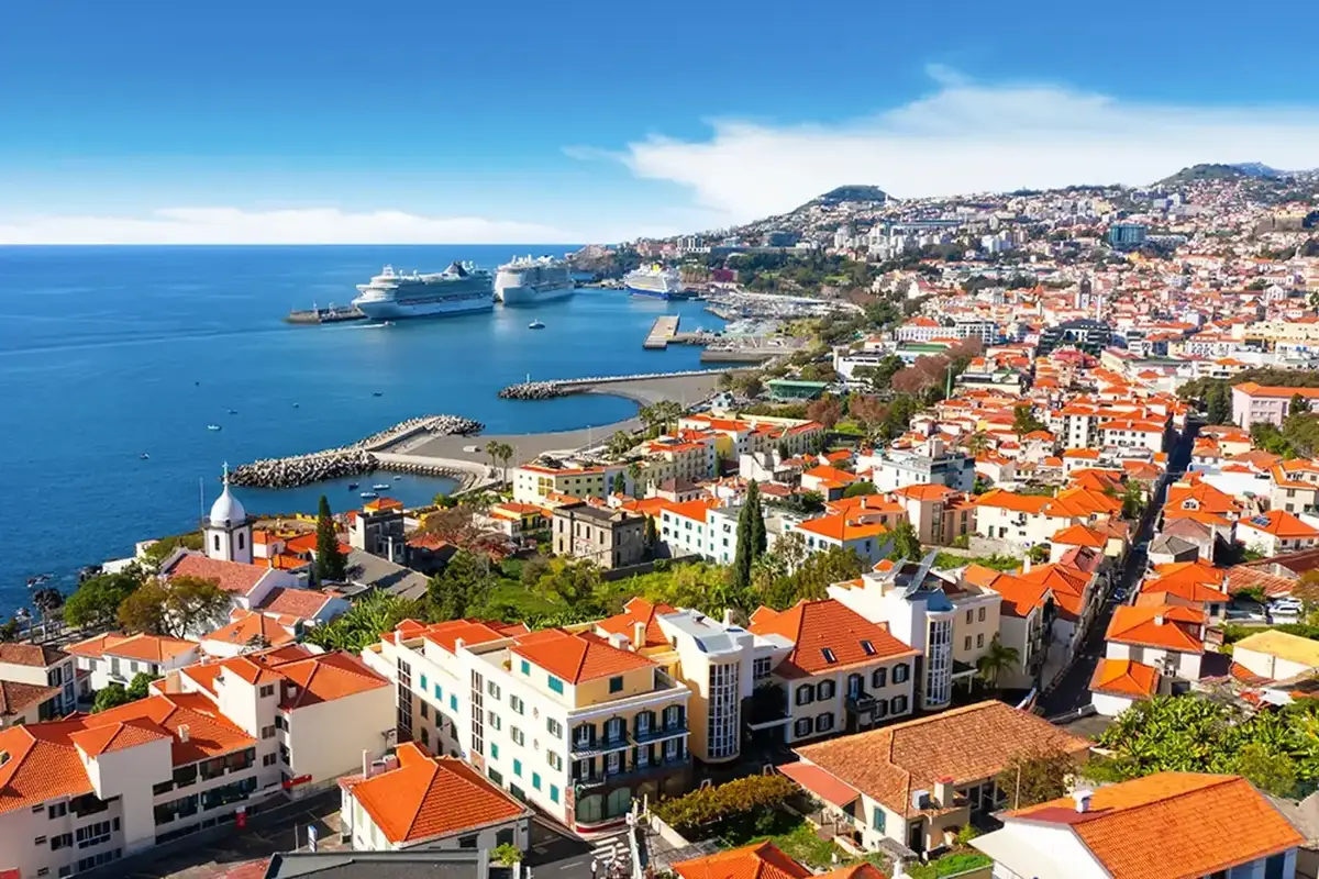 Paseo marítimo de Funchal, colinas y paisaje atlántico en Madeira