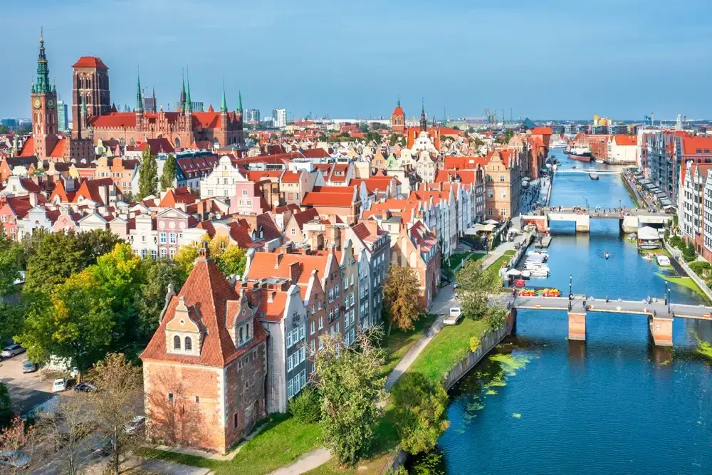 Paseo marítimo histórico de Gdańsk, fachadas coloridas y río Motława en Polonia