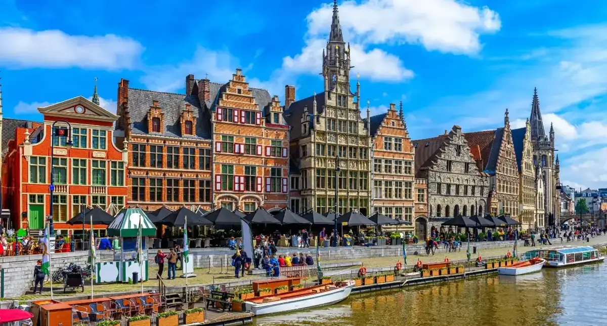 Centro medieval de Gante, canales y casas gremiales históricas en Bélgica