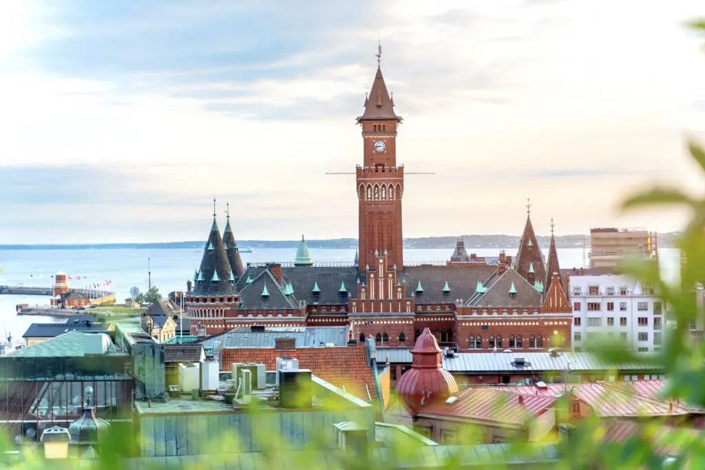Paseo marítimo de Helsingborg, torre Kärnan y centro de la ciudad en el sur de Suecia