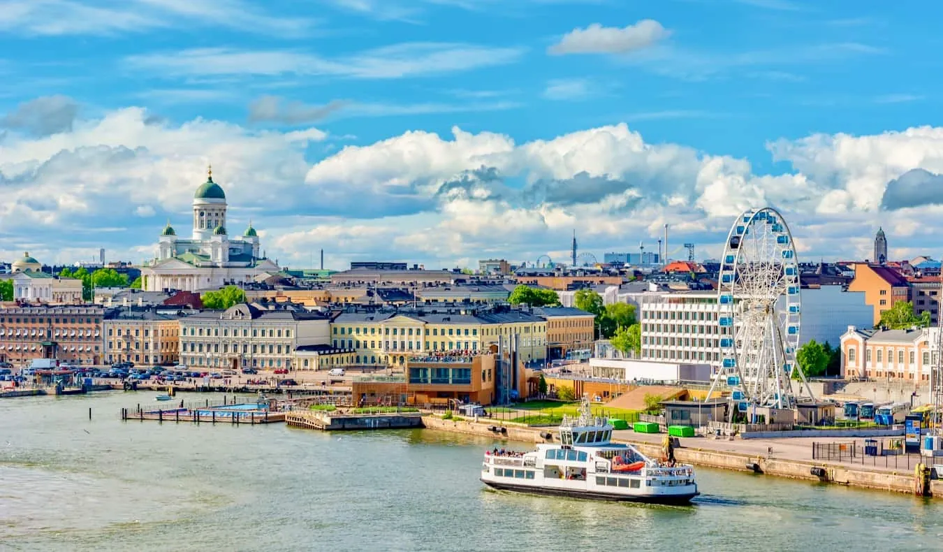 Paseo marítimo de Helsinki, catedral y puerto del Báltico en Finlandia