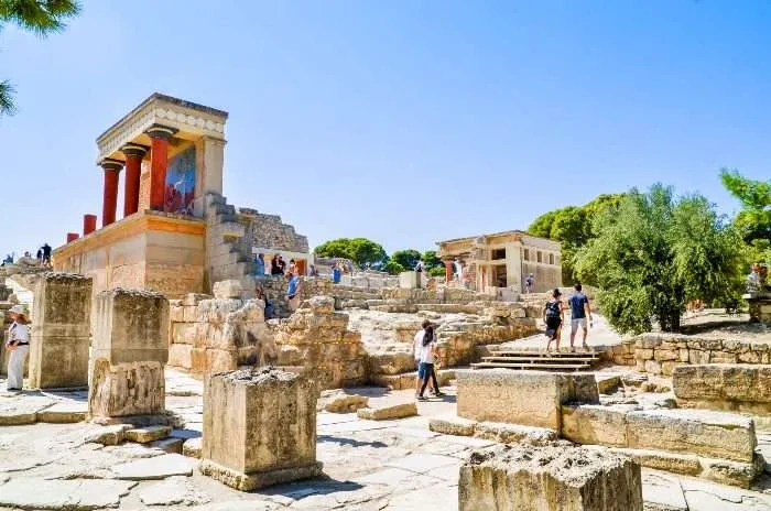 Puerto veneciano de Heraclión y paseo marítimo de la ciudad, en Creta