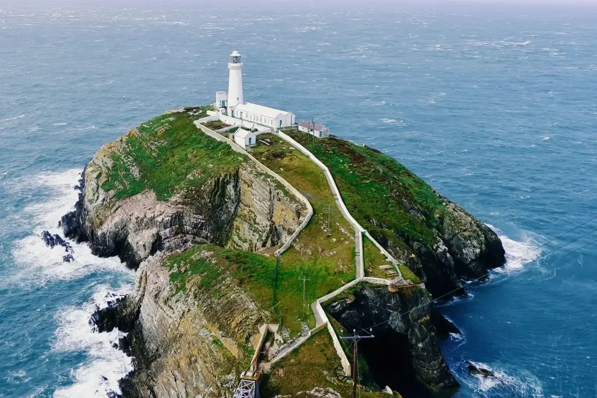 Litoral y puerto de Holyhead, con las montañas de la isla de Anglesey, Gales