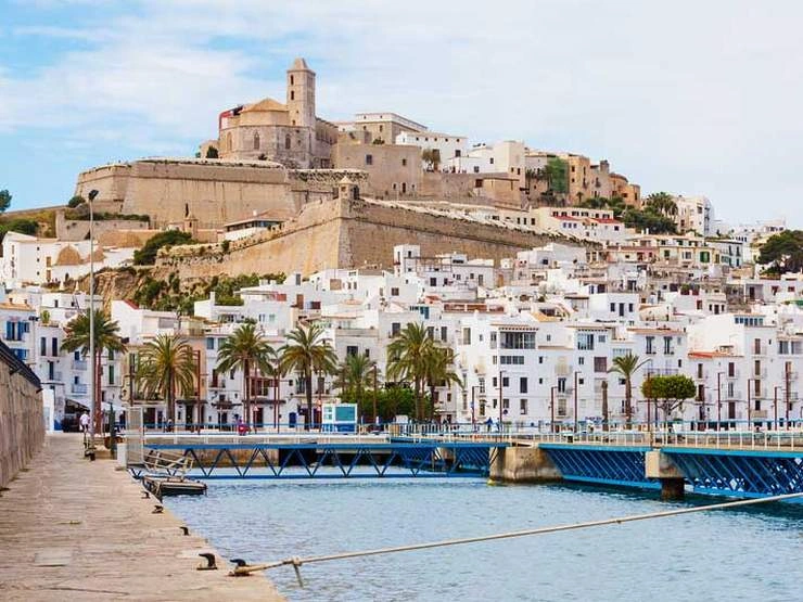 Ibiza, Dalt Vila y paseo marítimo mediterráneo en las Islas Baleares