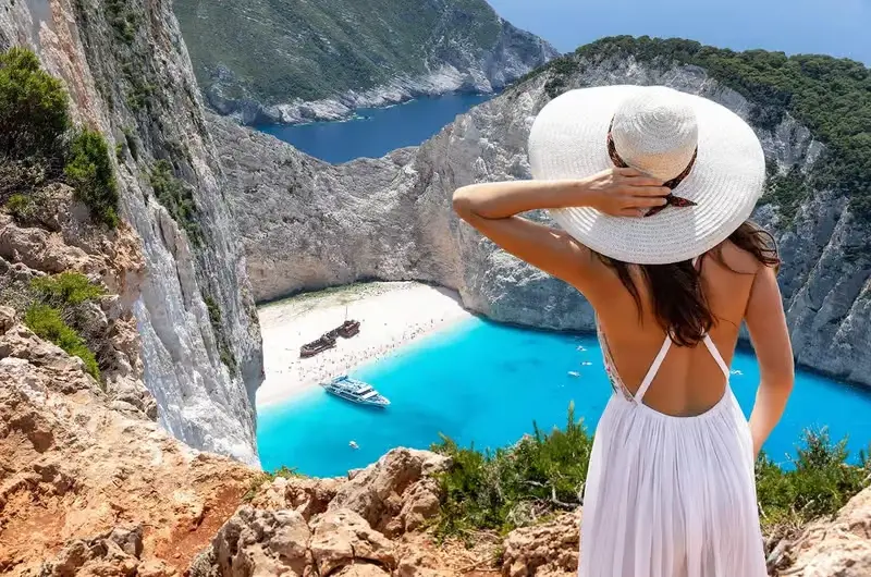 Bahía y paseo marítimo de Igoumenitsa, con la verde costa de Epiro en el noroeste de Grecia