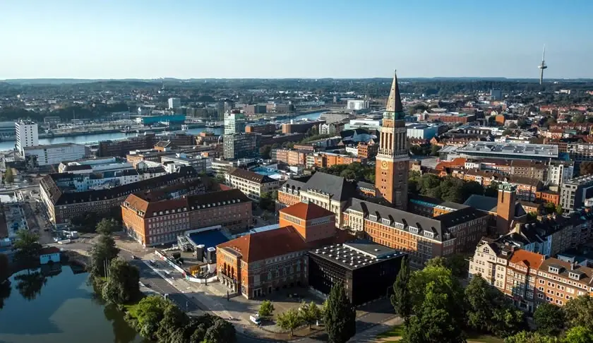 Paseo marítimo, puerto y ciudad de Kiel en la costa báltica del norte de Alemania