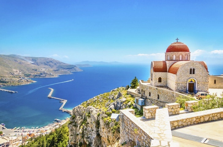 Puerto de la ciudad de Kos, castillo y paseo marítimo en el Dodecaneso, Grecia