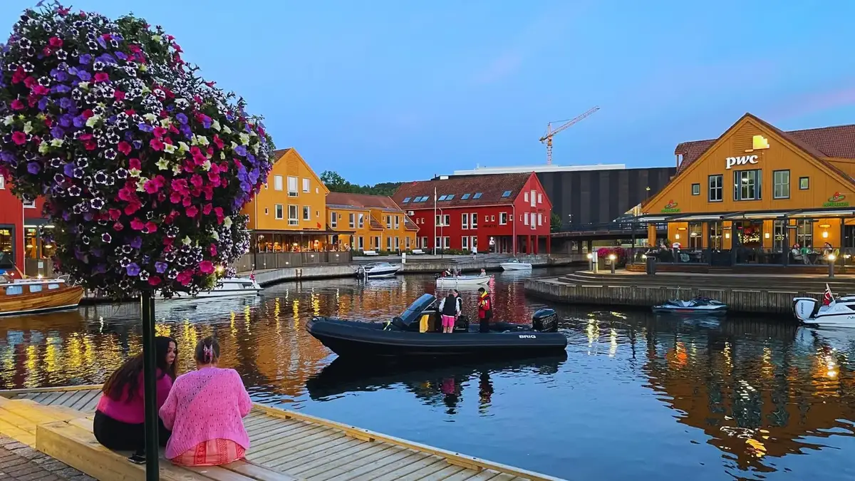 Paseo marítimo, puerto y colorido centro de Kristiansand, en el sur de Noruega