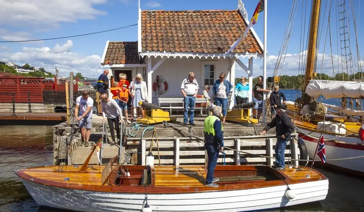 Puerto de Langesund, casas de madera y litoral de Skagerrak en Telemark, Noruega