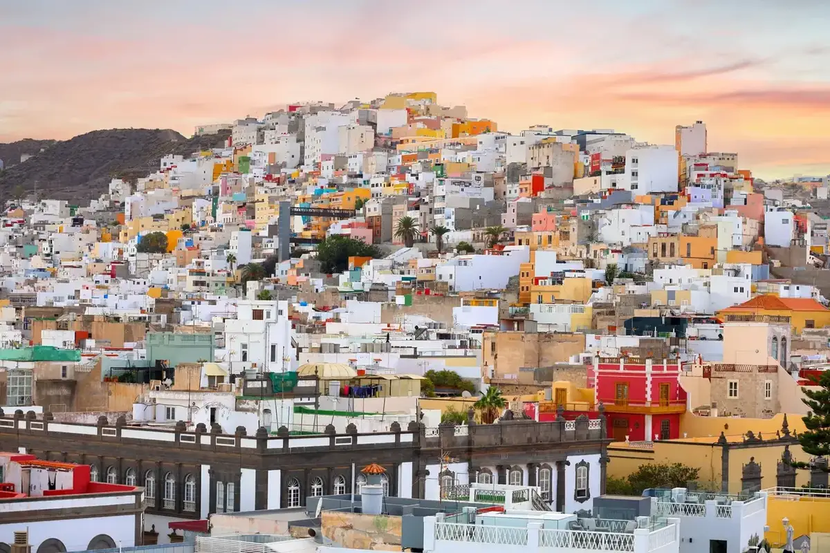 Playa de Las Canteras y paisaje urbano de Las Palmas de Gran Canaria, en las Islas Canarias