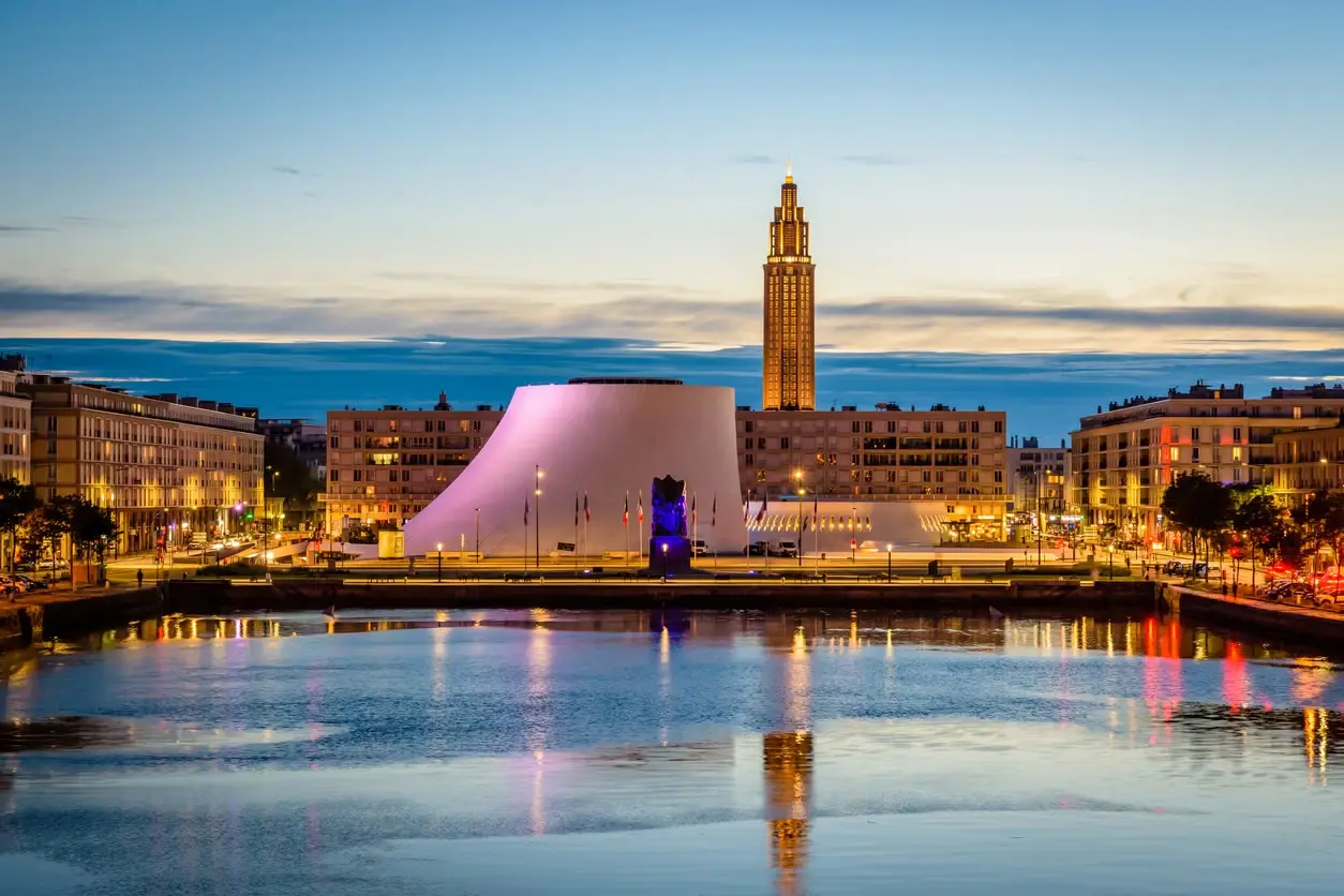 Paseo marítimo de Le Havre, iglesia de Saint-Joseph y moderno centro de la ciudad en Normandía, Francia