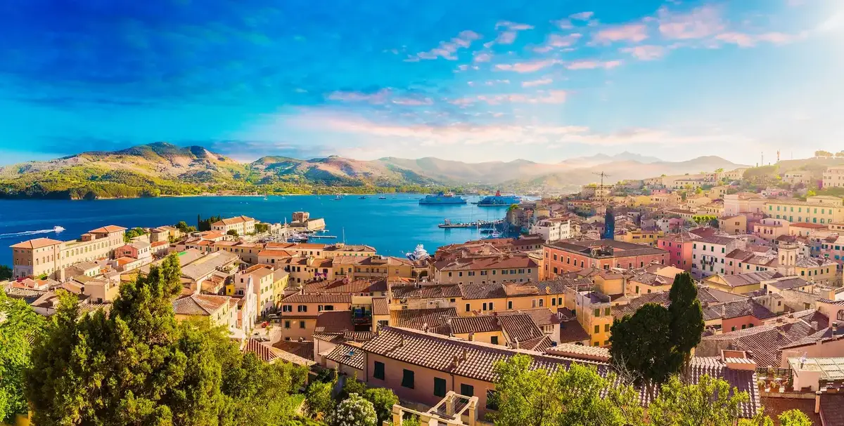 Paseo marítimo de Livorno, canales y costa toscana en Italia