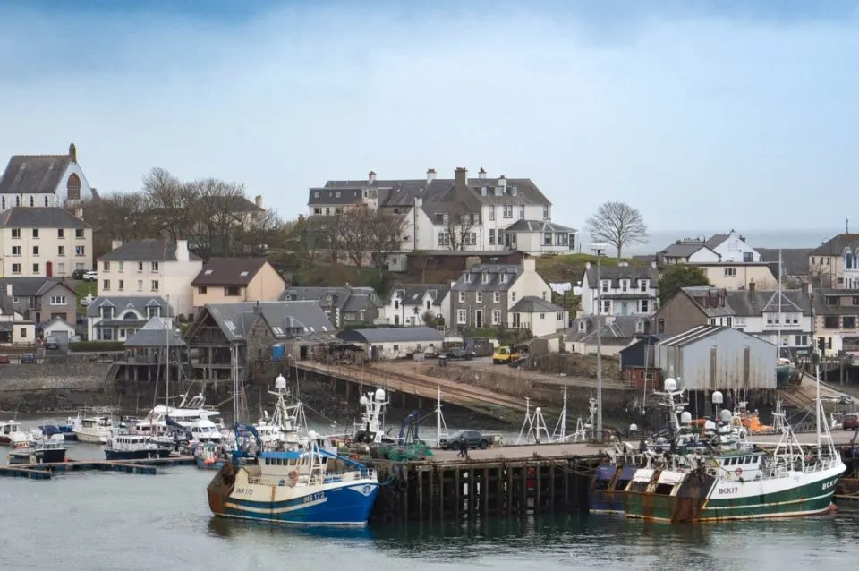 Puerto de Mallaig y litoral de las Tierras Altas de Escocia, en la costa oeste de Escocia