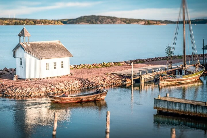 Paseo marítimo, marina y colorida ciudad de Mariehamn en las islas Åland
