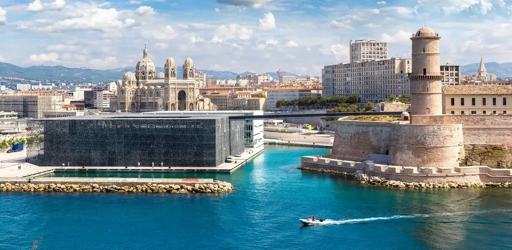 Vieux-Port de Marsella, basílica y paisaje urbano mediterráneo en el sur de Francia