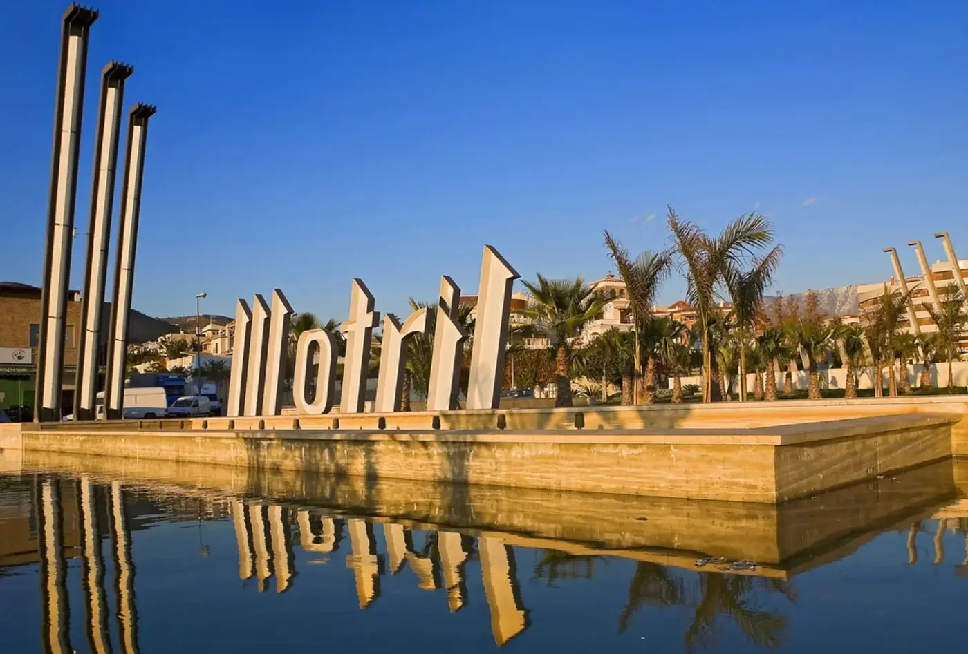 Costa, marina y paisaje mediterráneo tropical de Motril, Granada, España