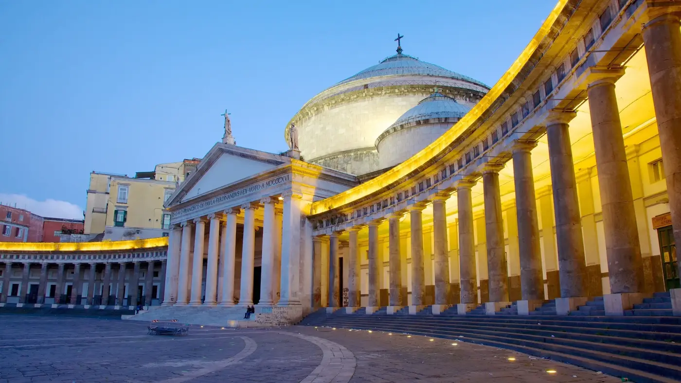 Paseo marítimo de Nápoles, monte Vesubio y ciudad histórica del sur de Italia