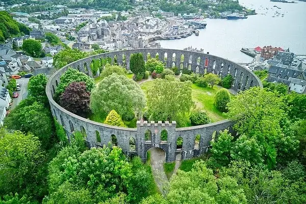 Paseo marítimo, puerto y colinas de Oban, en la costa oeste de Escocia