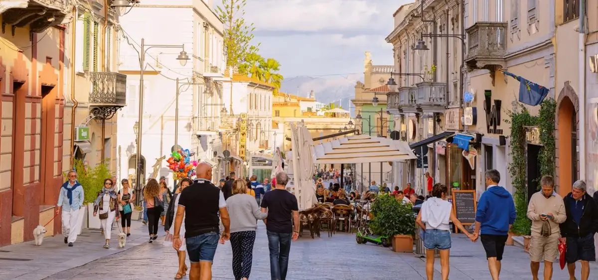 Paseo marítimo de Olbia, centro histórico y paisaje mediterráneo de Cerdeña
