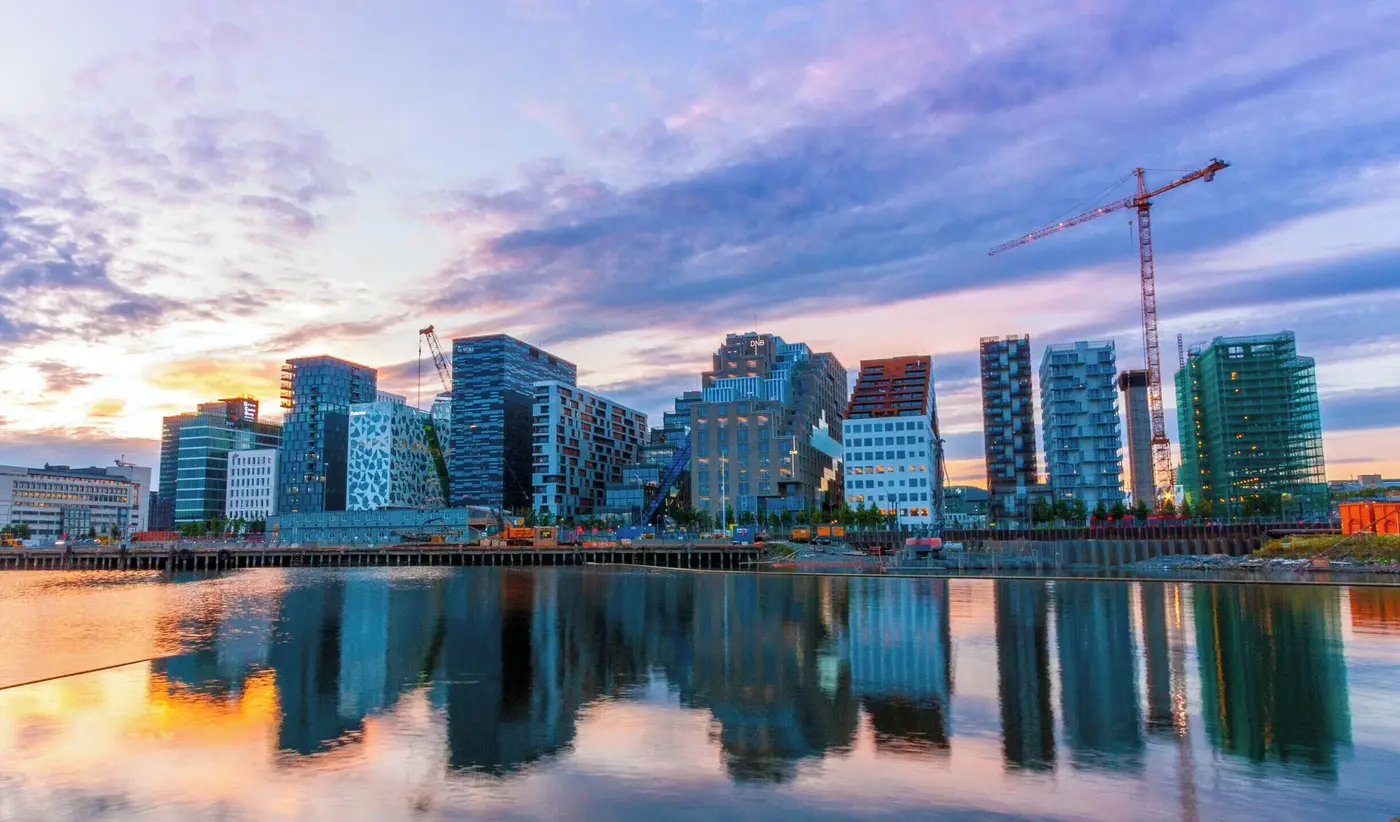 paseo marítimo, puerto y perfil urbano moderno de Oslo junto al fiordo de Oslo, Noruega