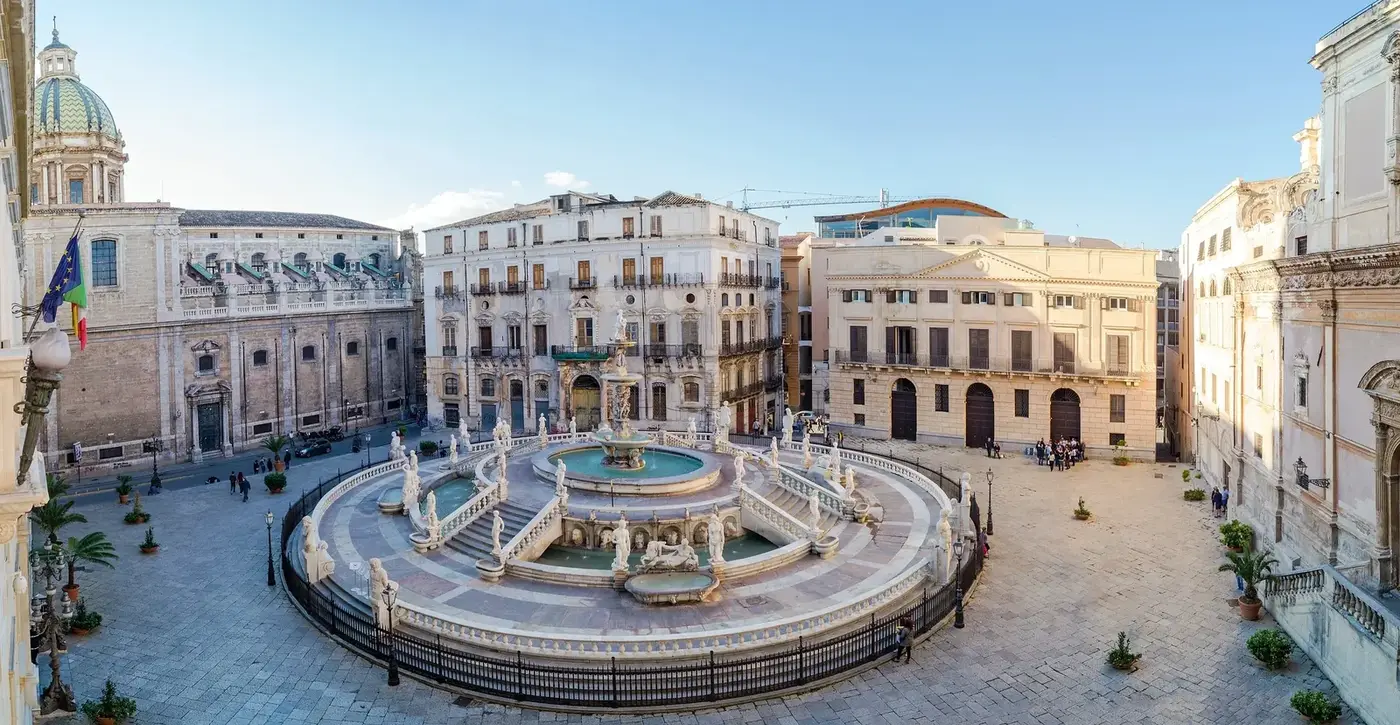 Perfil urbano de Palermo, arquitectura histórica y paseo marítimo mediterráneo de Sicilia