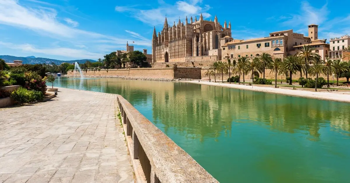 Catedral de Palma de Mallorca, casco antiguo y paseo marítimo mediterráneo